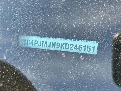 Used 2019 Jeep Cherokee Overland w/ Technology Group image 3