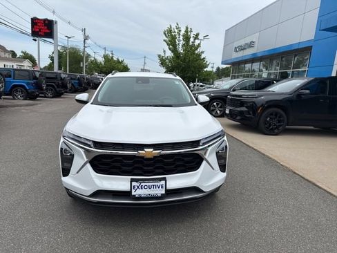 Used 2025 Chevrolet Trax LT FWD image 3