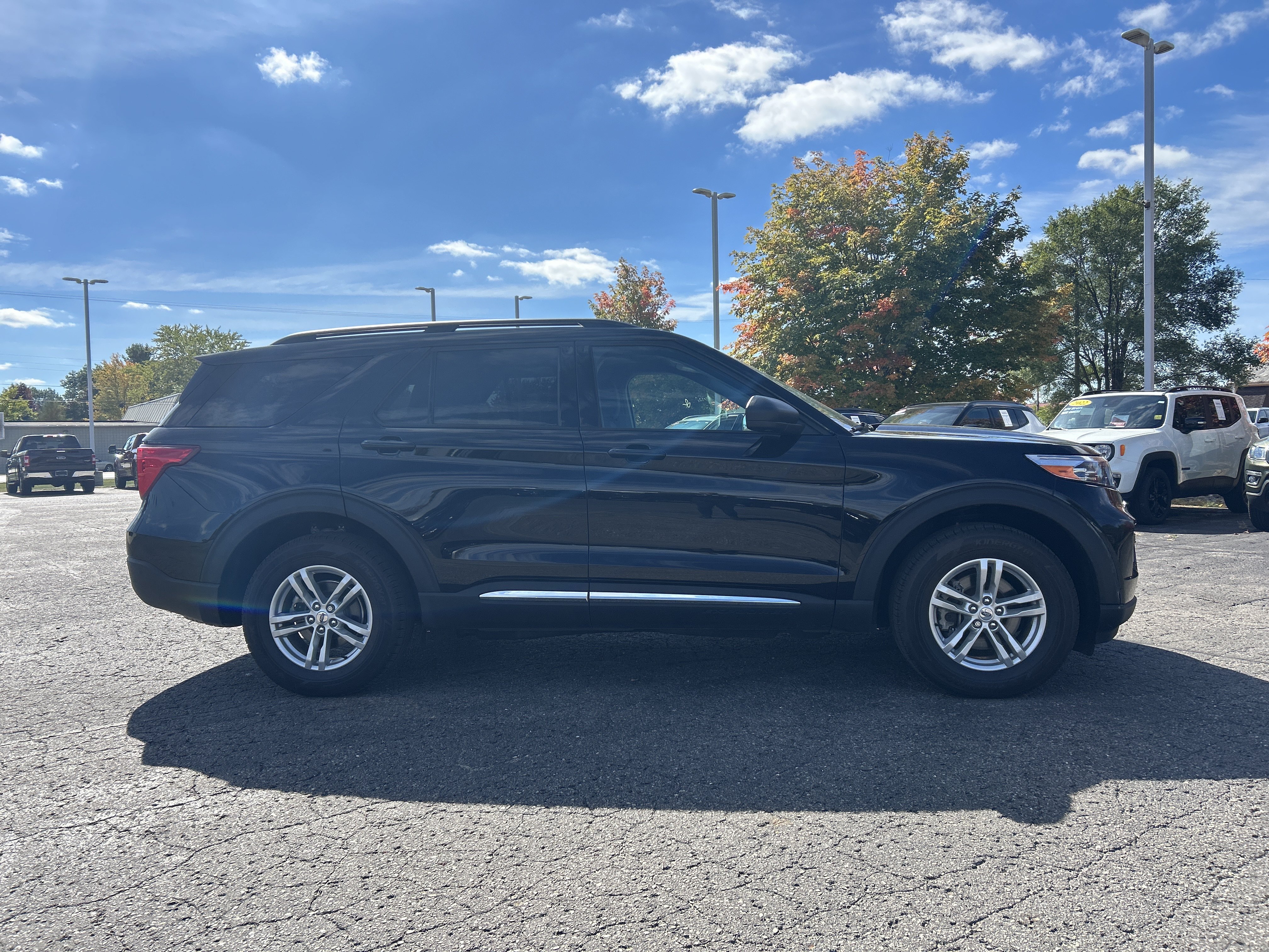 Used 2023 Ford Explorer XLT AWD/4WD image 3