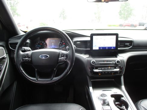 Used 2020 Ford Explorer XLT w/ Equipment Group 202A AWD/4WD image 8