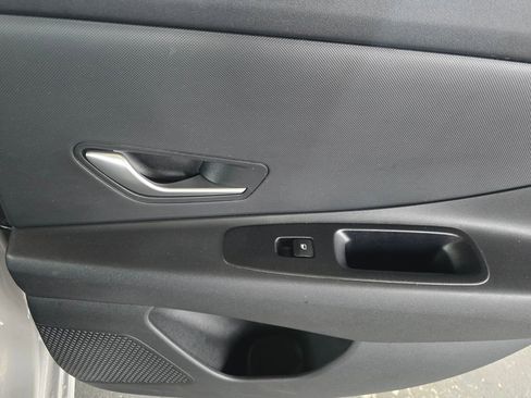 Used 2024 Hyundai Elantra SE image 15