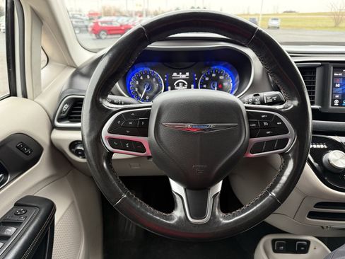 Used 2020 Chrysler Pacifica Touring-L image 7