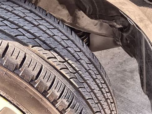 Used 2021 Toyota Venza LE w/ Carpet Mat Package (TMS) image 23