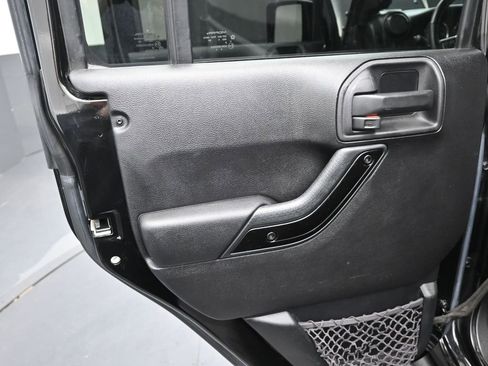 Used 2015 Jeep Wrangler Unlimited Sahara image 13