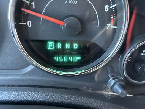 Used 2018 Jeep Wrangler Unlimited Sahara w/ Connectivity Group image 16