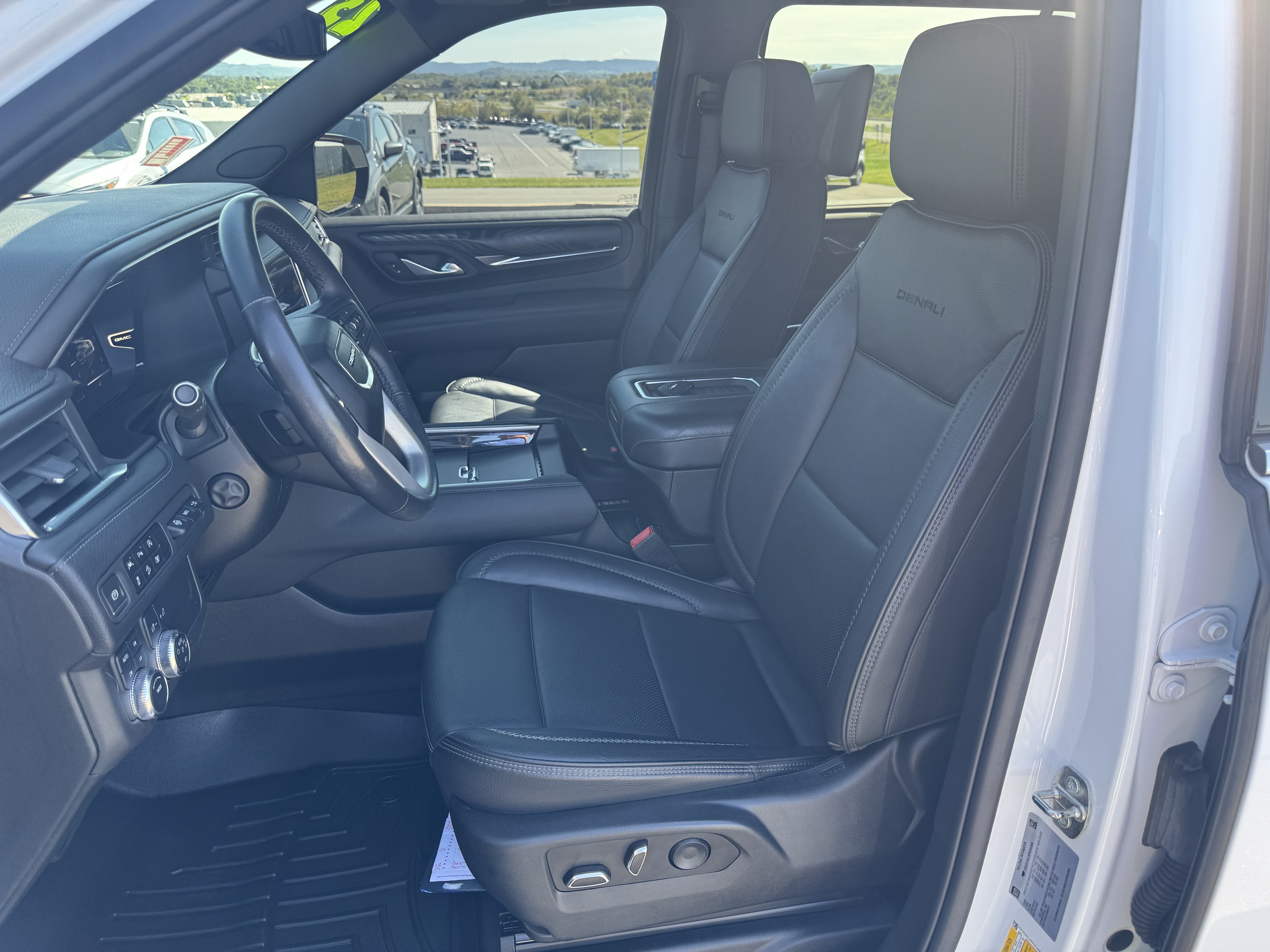 Used 2023 GMC Yukon XL Denali AWD/4WD image 12