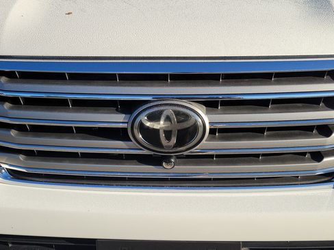 Used 2013 Toyota Land Cruiser image 5