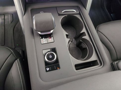 Certified 2025 Land Rover Discovery Dynamic SE image 25