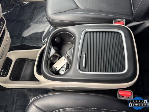 Used 2024 Chrysler Pacifica Touring-L image 31