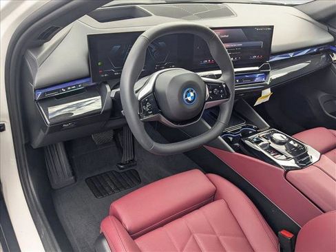 Used 2025 BMW i5 eDrive40i w/ Premium Package image 10