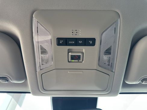 Used 2025 Toyota RAV4 LE AWD/4WD image 33