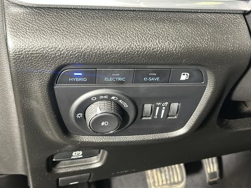 Used 2023 Jeep Grand Cherokee Overland w/ Luxury Tech Group IV AWD/4WD image 24