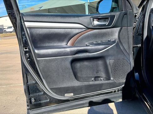Used 2018 Toyota Highlander XLE image 23