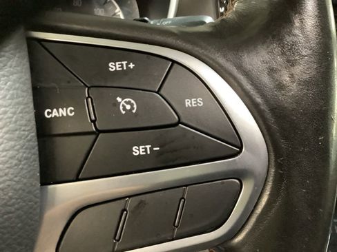 Used 2019 Chrysler Pacifica Touring-L image 27