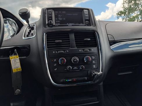 Used 2017 Dodge Grand Caravan SE FWD image 16