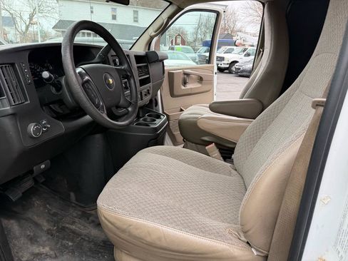 Used 2015 Chevrolet Express 2500 RWD image 18