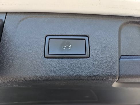 Used 2025 Volkswagen Atlas SEL AWD/4WD image 24