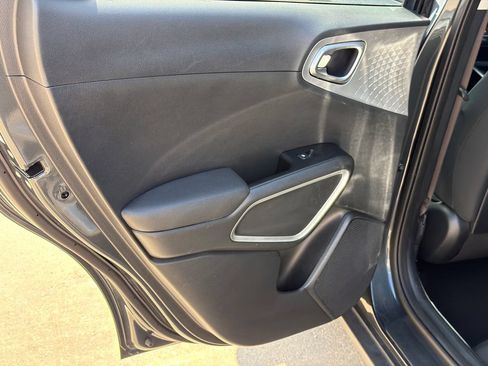 Used 2025 Kia Soul LX w/ LX Technology Package FWD image 21