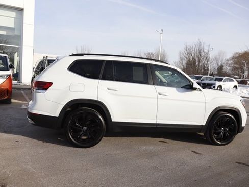 Used 2023 Volkswagen Atlas SE w/ Black Wheel Package image 2