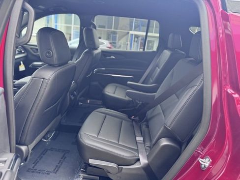 New 2025 Chevrolet Traverse LT image 9