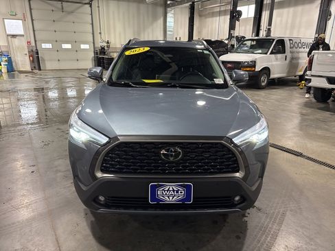 Used 2023 Toyota Corolla Cross XLE image 8