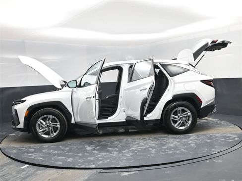 Certified 2025 Hyundai Tucson SE image 28