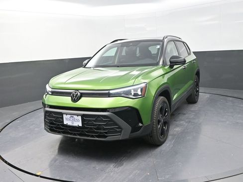 New 2026 Volkswagen Taos SE image 3