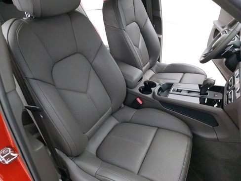 Used 2025 Porsche Macan image 12