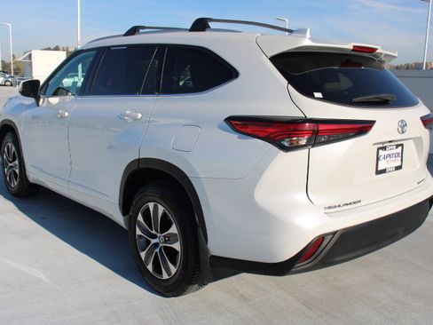 Certified 2022 Toyota Highlander XLE image 5