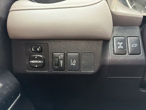 Used 2017 Toyota RAV4 Limited AWD/4WD image 18