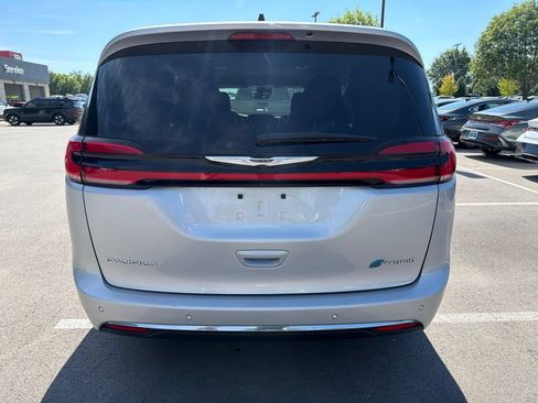 Used 2023 Chrysler Pacifica Touring-L FWD image 7