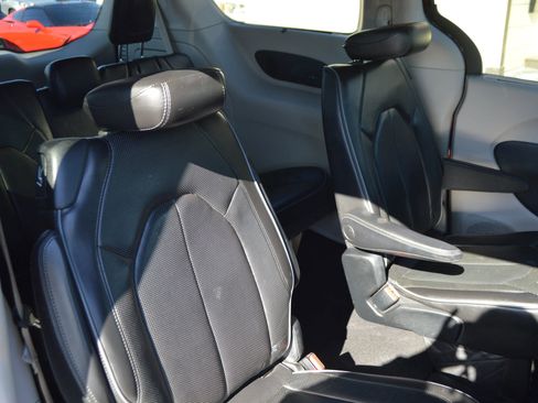 Used 2019 Chrysler Pacifica Limited image 21