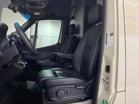 Used 2022 Mercedes-Benz Sprinter 2500 image 6