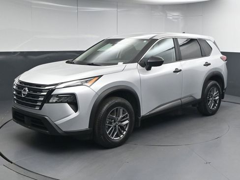 Used 2025 Nissan Rogue S image 3