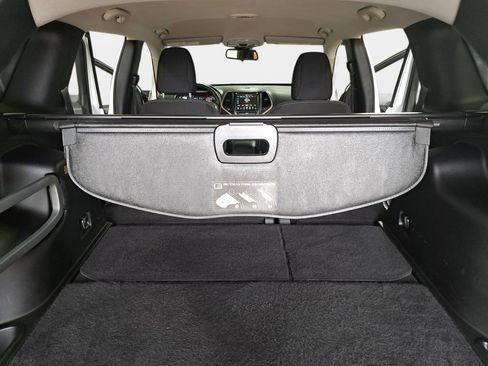 Used 2016 Jeep Cherokee Latitude w/ Cold Weather Group AWD/4WD image 13