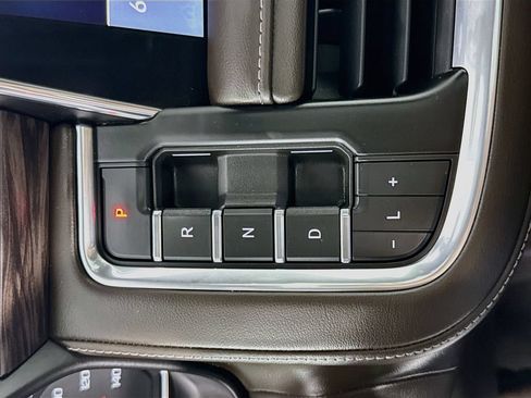 Used 2021 Chevrolet Tahoe Z71 w/ Luxury Package AWD/4WD image 17