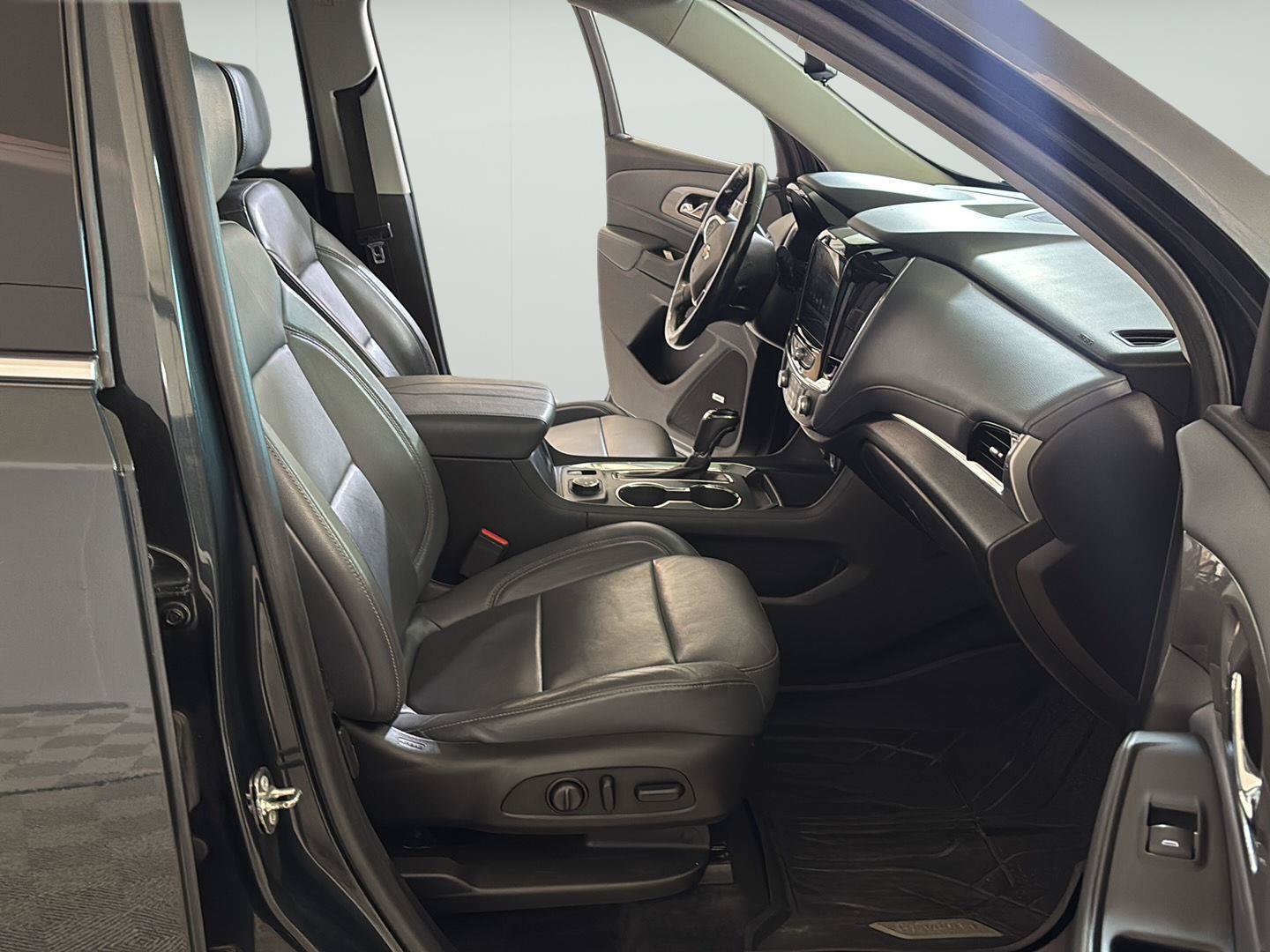Used 2018 Chevrolet Traverse LT w/ LPO, Floor Liner Package AWD/4WD image 24