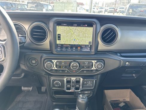 Used 2023 Jeep Wrangler Unlimited w/ Sun & Screen Package image 32