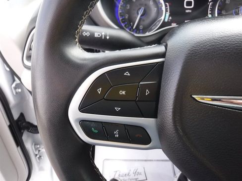 Used 2023 Chrysler Pacifica Touring-L image 18