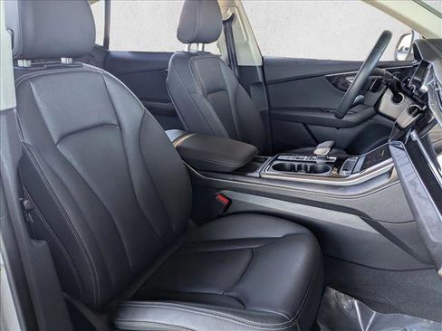 Used 2023 Audi Q8 Premium image 24