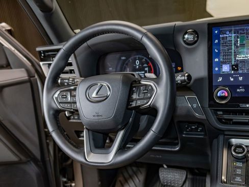 Used 2025 Lexus GX 550 image 14