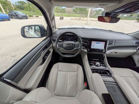 Used 2024 Jeep Wagoneer L Series III w/ Flexible Seating Group AWD/4WD image 19