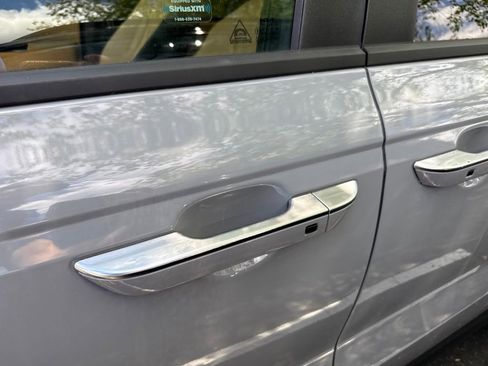Used 2024 Kia Carnival EX FWD image 11