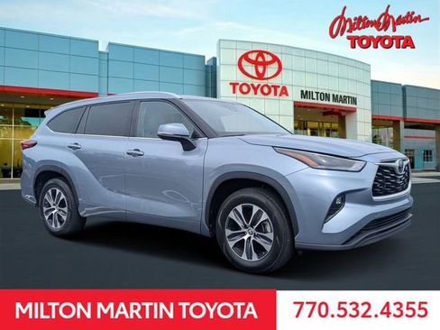 Used 2023 Toyota Highlander XLE FWD image 1