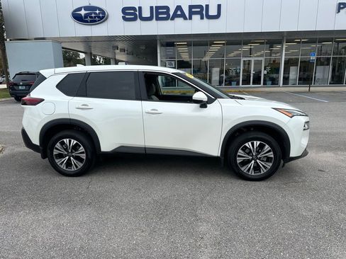 Used 2023 Nissan Rogue SV image 2