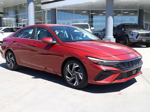 Used 2025 Hyundai Elantra Limited w/ Cargo Package FWD image 8