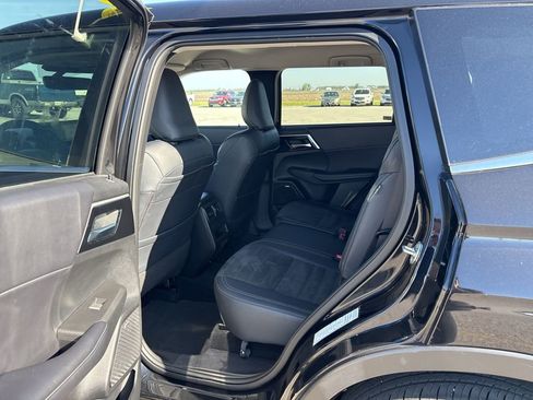 Used 2025 Mitsubishi Outlander SE FWD image 23