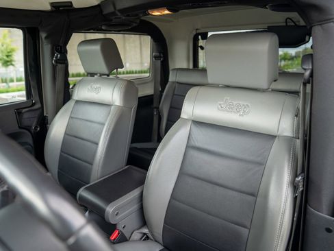 Used 2010 Jeep Wrangler Rubicon w/ PWR Convenience Group AWD/4WD image 5
