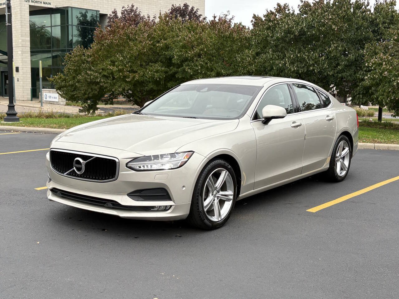 Used 2017 Volvo S90 T5 Momentum w/ Convenience Package FWD image 2