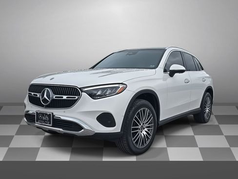 Used 2023 Mercedes-Benz GLC 300 4MATIC image 3
